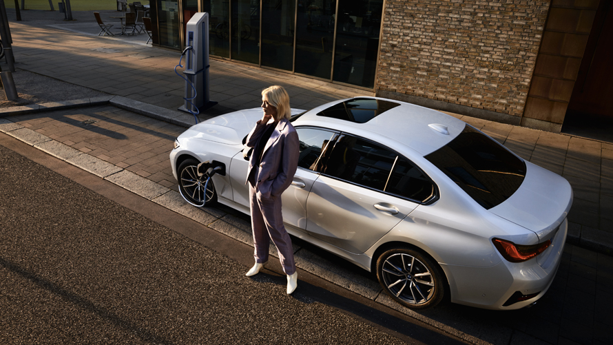 BMW Série 3 Berline Hybride Rechargeable en dynamique sur la route BMW Série 3 Berline Hybride Rechargeable en dynamique sur la route